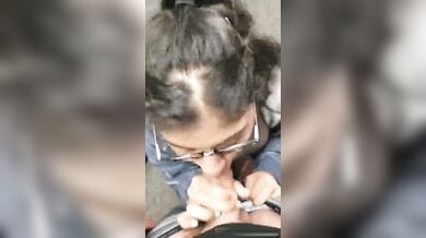 सेक्सी चश्मिश लड़की ने लंड चूसा