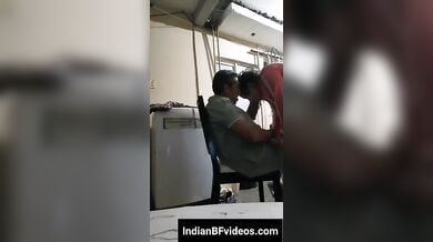 बाप बेटे मिल एकसाथ चोद रहे है एक जवान रंडी को