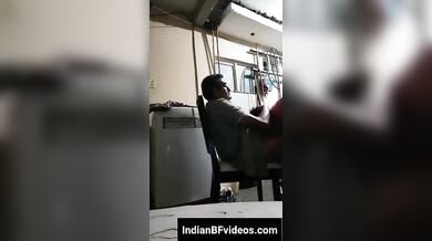 बाप बेटे मिल एकसाथ चोद रहे है एक जवान रंडी को