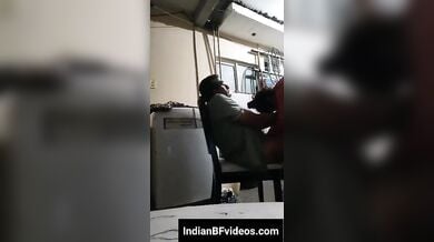 बाप बेटे मिल एकसाथ चोद रहे है एक जवान रंडी को