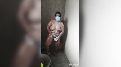 मास्क लगाकर अपने बड़े-बड़े बबलों को नहलाती नंगी साउथ इंडियन औरत