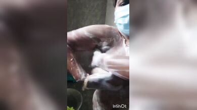मास्क लगाकर अपने बड़े-बड़े बबलों को नहलाती नंगी साउथ इंडियन औरत