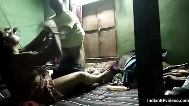 पहले ऑन्टी की बुर मे ऊँगली किया फिर ऑन्टी को लंड चुसवाके चोदा