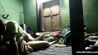 पहले ऑन्टी की बुर मे ऊँगली किया फिर ऑन्टी को लंड चुसवाके चोदा