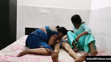 भाग्यशाली लड़का चोद रहा है 2 रंडी ऑन्टीयो को एक साथ