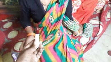 इंडियन स्लिम भाभी की सारी उठाके चोदा उसके पति ने