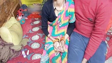 इंडियन स्लिम भाभी की सारी उठाके चोदा उसके पति ने