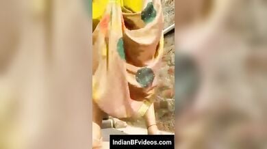 गाँव वाली भाभी की चुत से निकलती मूत की धार