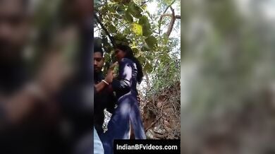 देहती लवर जंगल मे चुम्माचाटी कर रहे है