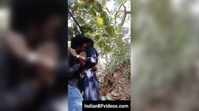देहती लवर जंगल मे चुम्माचाटी कर रहे है