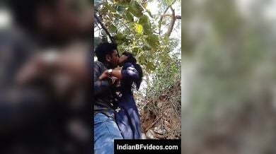 देहती लवर जंगल मे चुम्माचाटी कर रहे है