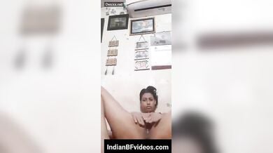 अपनी फटी चूत का हाल बयां करती चुदासी लड़की