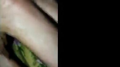 ग्रीन कमीज पहनी मोटी चूत वाली बीवी की चुदाई