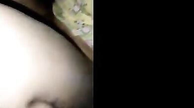 ग्रीन कमीज पहनी मोटी चूत वाली बीवी की चुदाई