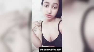 कामुक लड़की ने अपने थूक से चुत को गिला कर किया हस्तमैथुन
