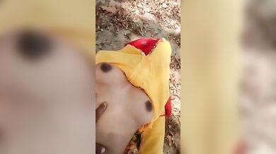 खुली जगह पत्थर पर देहाती औरत की हार्ड चुदाई