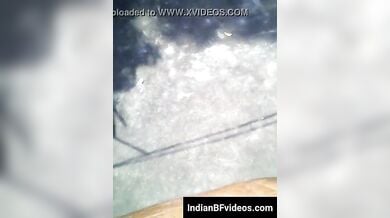 छत के ऊपर से बड़ी गांड वाली पड़ोसन को नंगी नहाते हुए देखा