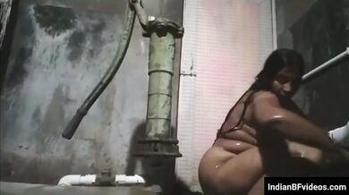 विलेज बिग बूब्स वाली भाभी का न्यूड बाथिंग वीडियो