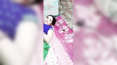 भाभी अपने बडे स्तन को दबा रही है और देवर भाभी की चुत को रगड़ रहा है