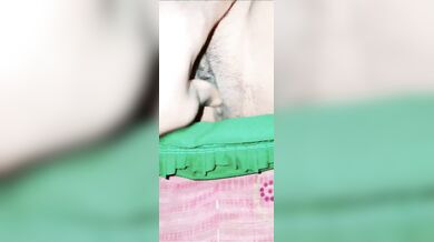 भाभी अपने बडे स्तन को दबा रही है और देवर भाभी की चुत को रगड़ रहा है