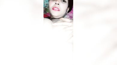 भाभी अपने बडे स्तन को दबा रही है और देवर भाभी की चुत को रगड़ रहा है