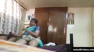 बूढ़ी दादी की चुत और गांड को चाटा जवान पोते ने