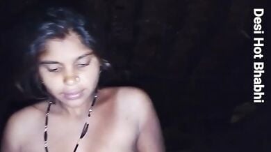 गाँव की भाभी अपने बडे बूब्स को दिखा बैठ गई बडे लंड के ऊपर