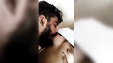 कजिन सिस्टर की चूचियां पकड़कर चूसता भाई