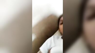 कजिन सिस्टर की चूचियां पकड़कर चूसता भाई