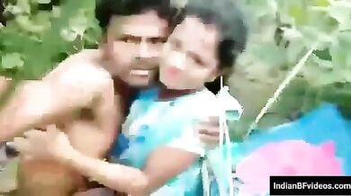 गाँव के जवान लवर की जंगल वाली चुदाई