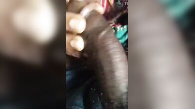 अंडरवेयर से लंड निकालकर मूठ मार ब्लोजोब देती बीवी
