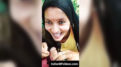 गाँव की क्यूट माल ने जंगल मे जाके दिया ब्लोजॉब