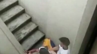 सीढ़ी के ऊपर फटाफट चुदाई करते लवर्स हुए कैमरे में कैद