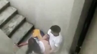 सीढ़ी के ऊपर फटाफट चुदाई करते लवर्स हुए कैमरे में कैद