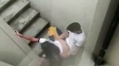 सीढ़ी के ऊपर फटाफट चुदाई करते लवर्स हुए कैमरे में कैद