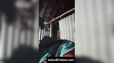 गाँव की गरीब मजदूर औरत की चुदाई करता उसका ठेकेदार