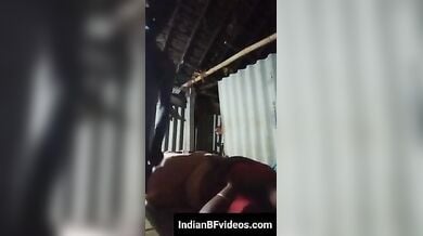 गाँव की गरीब मजदूर औरत की चुदाई करता उसका ठेकेदार