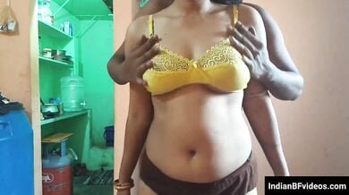 पति ने अपनी बीवी को ब्रा पैंटी में हमारे सामने खडी किया