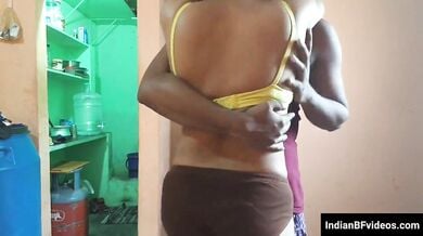 पति ने अपनी बीवी को ब्रा पैंटी में हमारे सामने खडी किया
