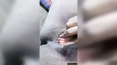 कॉल पे गंदी बातें करते हुए चूत में उंगली करती आंटी