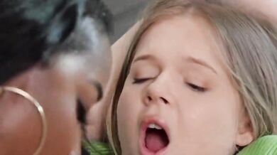 गोरी कॉलेजगर्ल के साथ सेक्स किया काले मर्द और औरत ने