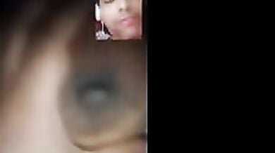 वीडियो कॉल पर बूब दिखाकर बॉयफ्रेंड को मूठ मारने लगाया