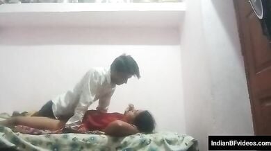 लाल साड़ी पहनी राजस्थानी ऑन्टी चुदी अपने यंग लवर के साथ