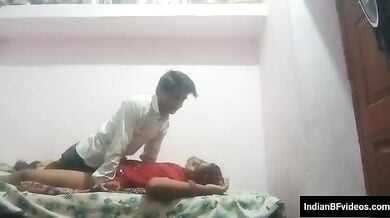 लाल साड़ी पहनी राजस्थानी ऑन्टी चुदी अपने यंग लवर के साथ