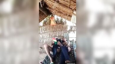 शहर से दादी के गांव आए कजिन्स ने झोपड़ी में किया सेक्स