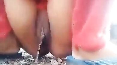 तेज धार मूतने के बाद लड़की ने चूत में डाल खीरा