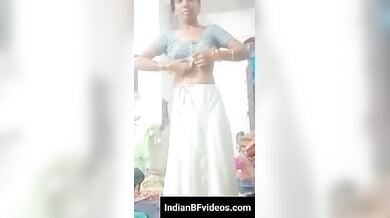 मल्लू भाभी नंगी होके अपने बूब्स को दबाते हुए चुत मे ऊँगली करती है