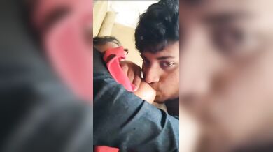 कॉलेज गर्लफ्रेंड के बडे बूब्स को चूसा उसके बॉयफ्रेंड ने