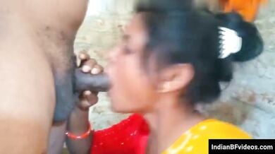गाँव की देहती भाभी चूस रही है पडोसी लड़के का लंड