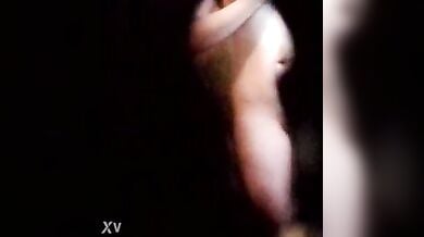 मेरी पड़ोसी लड़की को की होल से नंगी नहाते हुए देखा